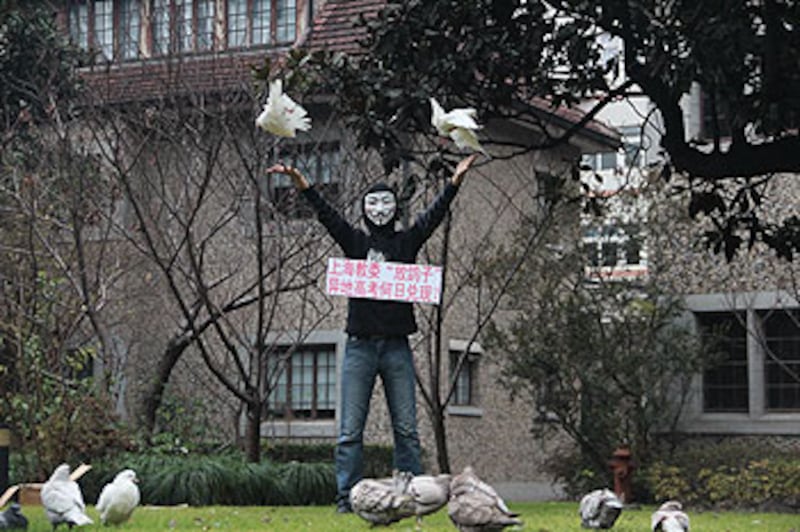2012年12月29日,上海市教委公佈異地高考《草案》,新規被指與現行高考政策沒有太大不同。文刀在上海戲劇學院以行為藝術,諷刺教委不顧民意,放了大家的鴿子。(文刀提供)