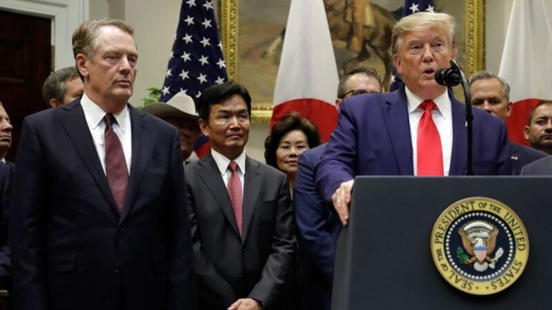 美国贸易代表罗伯特·莱特希泽（左）与美国总统特朗普2019年10月7日出席在白宫举行的一个活动。（美联社）