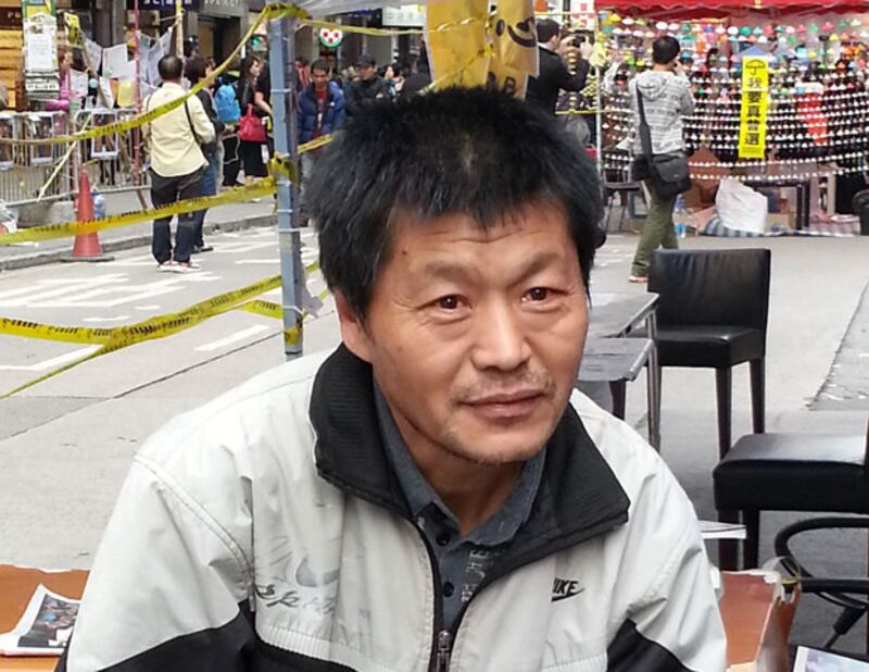 2014年12月12日,60歲北京市民王先生,於金鐘清場時被捕,從警署獲釋後,到銅鑼灣佔領區繼續支持留守市民。(粵語部林靜攝)