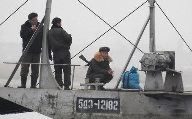 중국 단둥시 외곽 북·중 국경지대에서 북한 병사와 주민들이 담배를 피고 있다. 