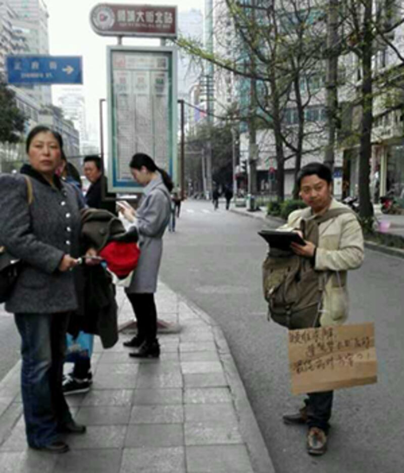 陳雲飛(右)被抓走後，一直沒有任何消息。(現場人士攝)