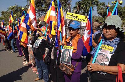 ១៥-មករា-២០១៥៖ ពលរដ្ឋក្នុងសហគមន៍មានទំនាស់ដី តវ៉ា ដាក់ញត្តិនៅស្ថានទូតបារាំង រាជធានីភ្នំពេញ ទាមទារឲ្យជួយឃ្លាំមើលសវនាការសាលាឧទ្ធរណ៍លើស្ត្រីបឹងកក់ និងបុរីកីឡា ១០នាក់។