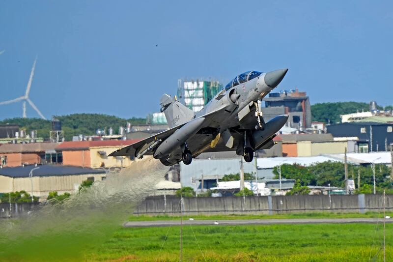 台灣西部各空軍機場戰機緊急起飛前往東部保存戰力。(國防部提供)