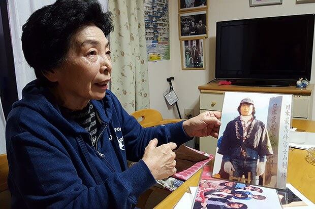 사이토 후미요 씨가 납치되기 전 동생 카오루 씨의 사진을 보여주고 있다. 