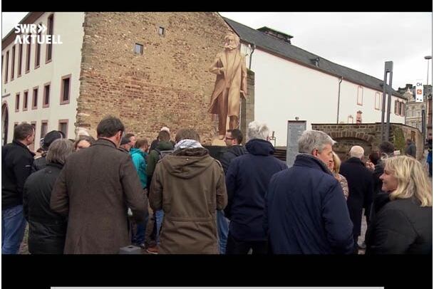 民众围观特里尔市树立的木制马克思塑像模型。(天溢提供)