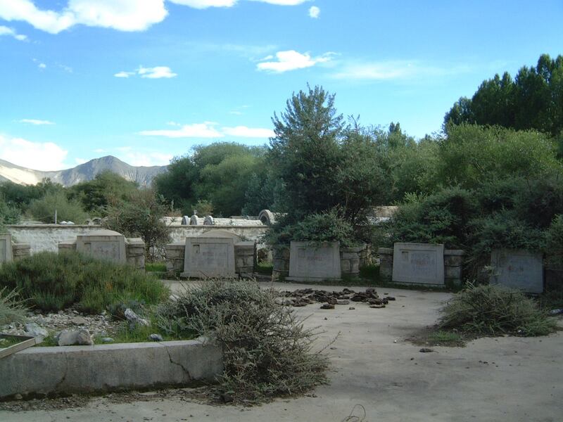 拉萨“烈士陵园”里的这片墓地,是死于“六·七大昭寺事件”的十二名藏人红卫兵的墓地。(唯色拍摄)