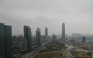서울, 인천 등 수도권 지역이 중국 스모그의 영향권에 들어선 가운데 지난달 29일 오후 인천시 연수구 송도국제도시에 연무가 짙게 껴 있다.