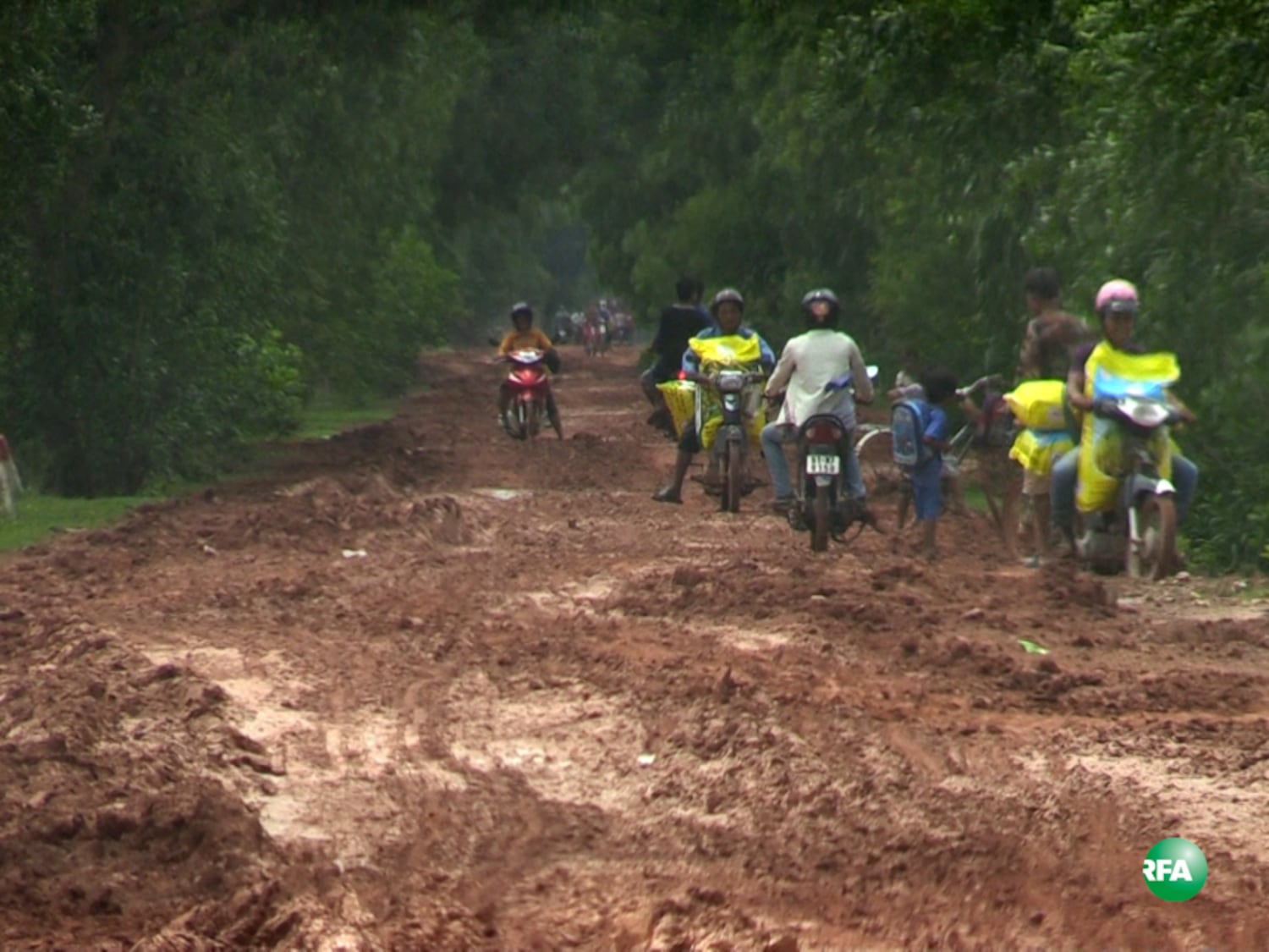 ផ្លូវ​ចេញ​ពី​ច្រក​ព្រំដែន​នៃ​ប្រទេស​វៀតណាម ទៅ​ស្រុក​ចន្ទ្រា ក្រុង​បាវិត ខេត្ត​ស្វាយរៀង ថ្ងៃ​ទី​១១ ខែ​សីហា ឆ្នាំ​២០១៦។ RFA/Choup Sereyroth