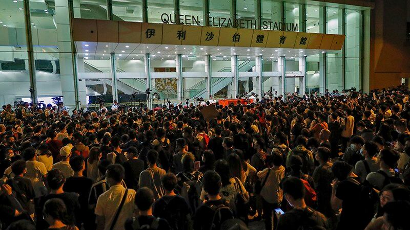 2019年9月26日，民众聚集在香港特首林郑月娥与市民举行对话的体育馆外。（美联社）