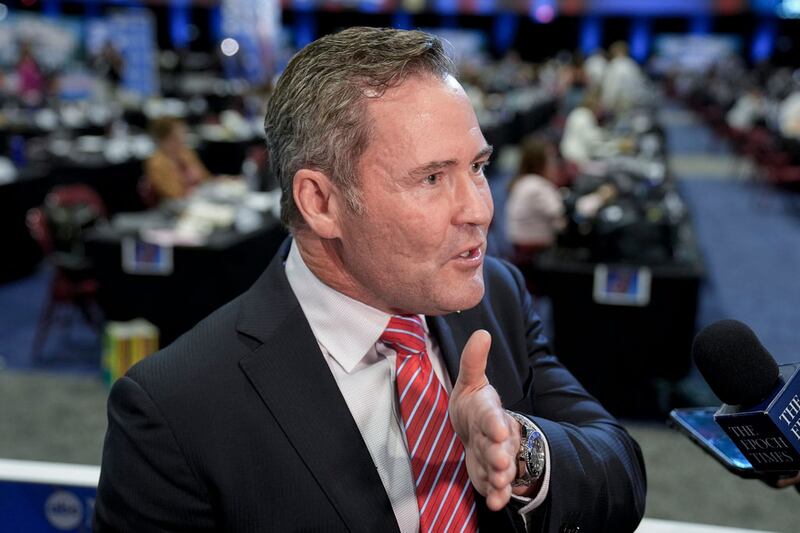 جۇمھۇرىيەتچى ئاۋام پالاتا ئەزاسى مايكېل ۋالتىز (Michael Waltz) مۇخبىرلارنىڭ زىيارىتىنى قوبۇل قىلماقتا. 2024-يىلى 10-سېنتەبىر، فىلادېلفىيە.