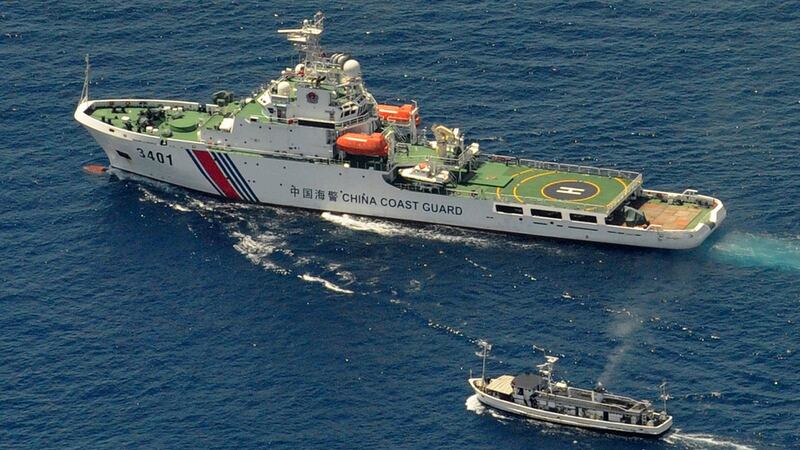 2014年3月29日,一艘中国海警船(上)和一艘菲律宾士兵提供补给船在对峙中,此次对峙发生位于菲律宾专署经济海域内的“第二托马斯礁”(中方称“仁爱礁”,菲律宾称“阿拥引岛礁”)。
