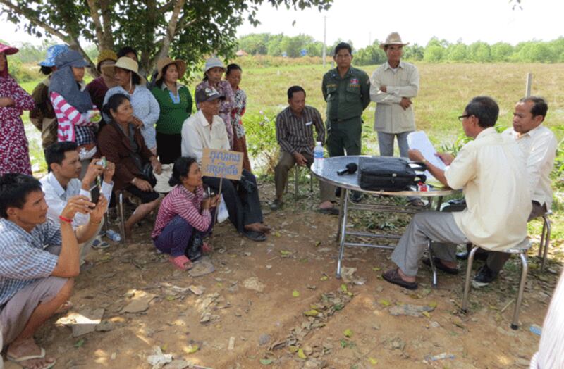 ពលរដ្ឋមានទំនាស់ដីធ្លី ជាមួយយោធា នៅស្វាយរៀង តវ៉ាថា តុលាការកាត់ក្តីអយុត្តិធម៌។ RFA/Hum Chamroeun