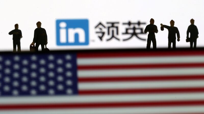 美国国旗和 Linkedin 徽标。（路透社）