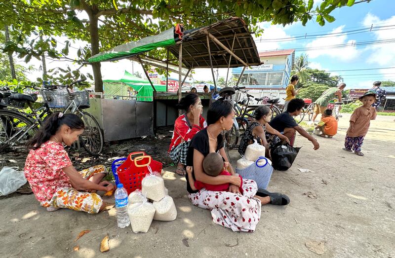 ရန်ကုန်တိုင်း ဒလမြို့နယ် ဒလ-တွံ့တေးလမ်းပေါ်မှာ ဆန်တစ်ပြည်ကို ၂၅၀၀ ကျပ်နှုန်းနှင့် ရောင်းပေးနေသည့်နေရာမှာ တန်းစီဝယ်ယူနေကြသည့် မြို့ခံများအား ၂၀၂၃ ခုနှစ် စက်တင်ဘာလ ၂၂ ရက်နေ့က မြင့်တွေ့ရစဉ်။ Photo : RFA