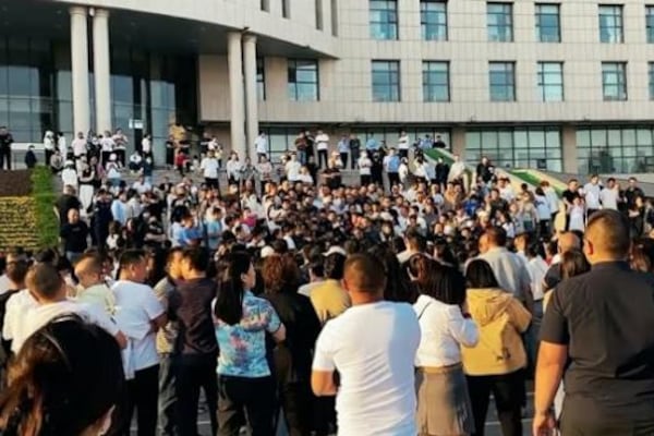 11日,河北南宫千名家长到当地政府抗议丰翼小学被关停。