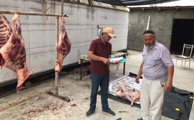 روزىمۇھەممەت ئابدۇلباقى ۋە ئەسقەر قاسىموف د ئۇ ق، گېرمانىيەدىكى تۈرك فېدېراتسىيەسى ۋە گېرمانىيەدىكى شەرقىي تۈركىستان ئۇچۇر مەركىزىدىن ئەۋەتىلگەن قۇربانلىقلارنى موھتاجلارغا تارقىتىش ئۈچۈن تەييارلانماقتا. 2021-يىلى 20-ئىيۇل، بىشكەك.