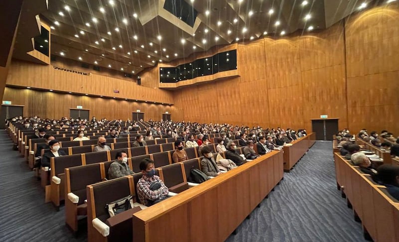 ياپونىيەدىكى داڭلىق ژۇرنالىست ساكۇراى ياشىكو(Sakurai Yoshiko) خانىم ياپونىيە ئۇيغۇر جەمئىيىتىنىڭ تەكلىپىگە بىنائەن «ئۇيغۇر قىرغىنچىلىقىغا ياپونىيە قانداق مۇئامىلە تۇتۇشى كېرەك» ناملىق دوكلات بېرىش يىغىنىدىن كۆرۈنۈش. 2022-يىلى 15-يانۋار، ياپونىيە.