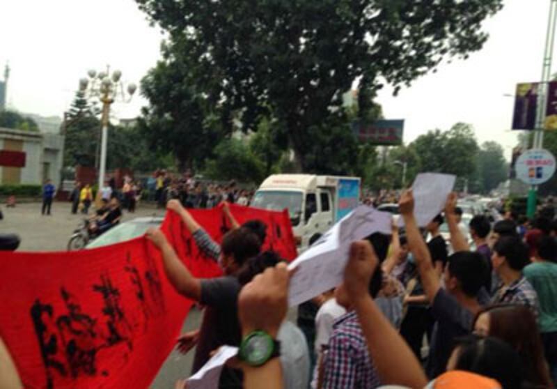 2014年4月1日， 廣東省茂名市再有上千民眾，手持橫額遊行往市政府，要求政府取消PX項目。（目擊者攝）