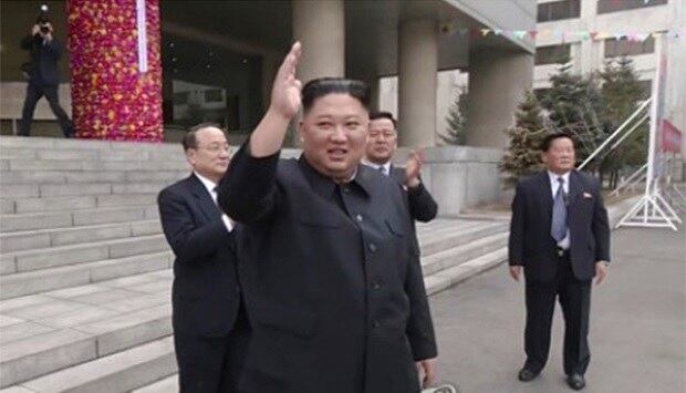 사진은 김정은 국무위원장이 10일 김책공업종합대학을 방문한 모습.