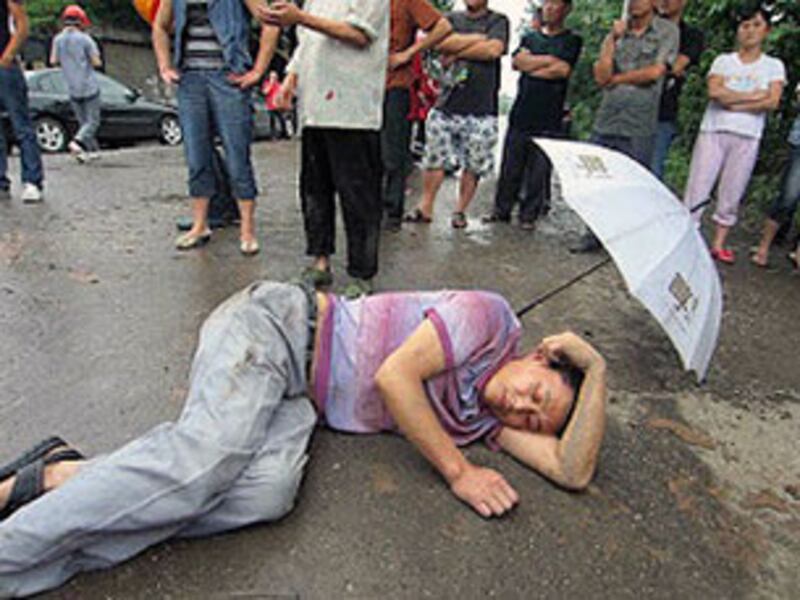德陽市當局派數十名強拆人員周二即6月26到旌西小區強拆戶主江先生的民房，期間江先生被打傷倒地。 （戶主江先生提供）