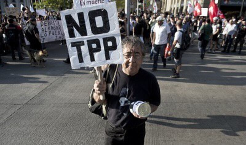 Biểu tình phản đối Hiệp định Đối tác Kinh tế Xuyên Thái Bình Dương TPP tại Santiago, Chile hôm 4/2/2016. AFP PHOTO.