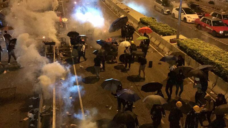警方周一(18日)晚在尖東施射催淚彈。(劉少風 攝)