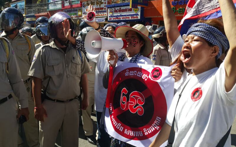 សកម្មភាព​កង​កម្លាំង​អាជ្ញាធរ​រារាំង​ក្បួន​ដង្ហែ​របស់​អង្គការ​សង្គម​ស៊ីវិល និង​សកម្មជន​ដីធ្លី ប្រឆាំង​សេចក្ដី​ព្រាងច្បាប់​អង្គការ-​សមាគម និង​ច្បាប់​សហជីព តាម​ដង​ផ្លូវ​ក្នុង​រាជធានី​ភ្នំពេញ នៅ​ថ្ងៃ​ទី​៣០ មិថុនា ឆ្នាំ​២០១៥។