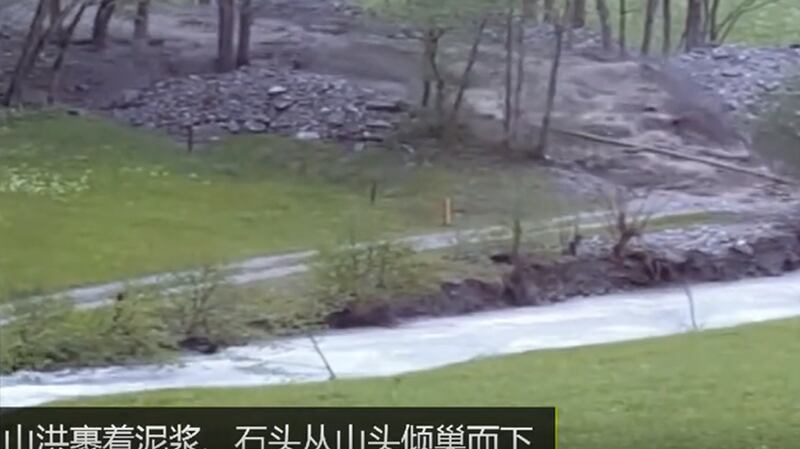 资料图片：2019年6月12日，贵州省三都县发生泥石流，山洪裹着泥浆、石头从山上流下。（视频截图）