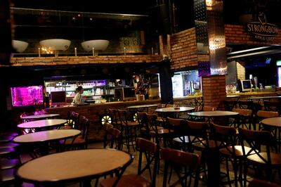 Cảnh tượng vắng vẻ trong một quán bar ở TP HCM trước khi có lệnh đóng cửa.