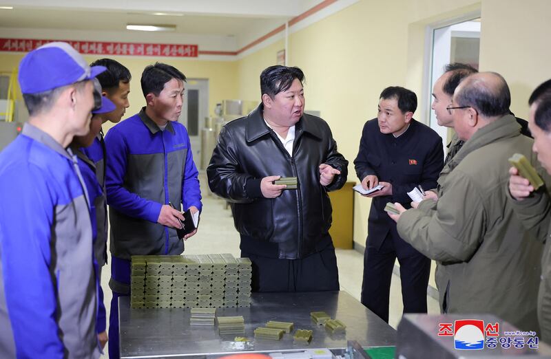 2024년 2월, 김정은 국무위원장이 강원도 김화군에 위치한 한 지방 공업공장을 시찰하는 모습.