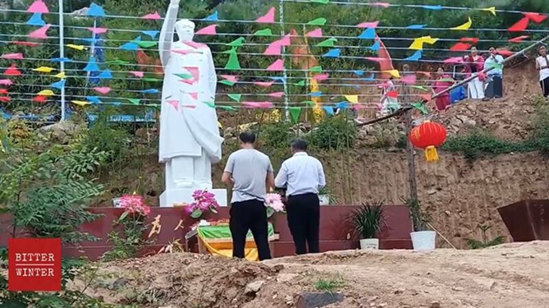 河南汝州一座寺庙的后山有毛泽东塑像供信众进香(寒冬网站)