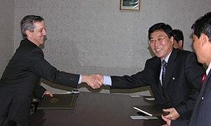 미국 정부의 대표단이 평양에서 북한에 지원하는 식량의 분배와 감시 문제를 놓고 북한 정부와 협의 중인 것으로 알려졌다. 사진은 2006년 토니 밴버리 WFP 아시아지역국장(왼쪽)과 북한 외무성의 리홍식 국제기구 담당관이 대북지원 재개에 관한 합의서를 교환한 후 악수를  하고 있는 모습.