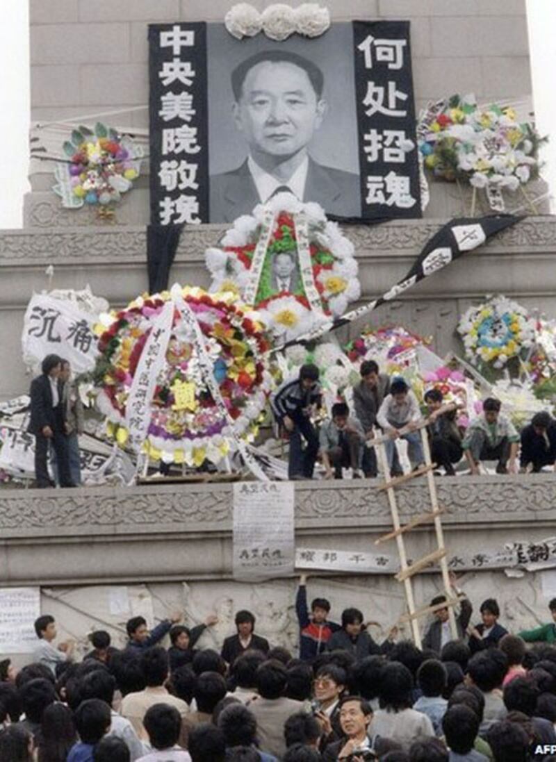 八九学潮初起:越来越多的人把越来越多的花圈和挽联挂在越来越高的地方。(法新社)