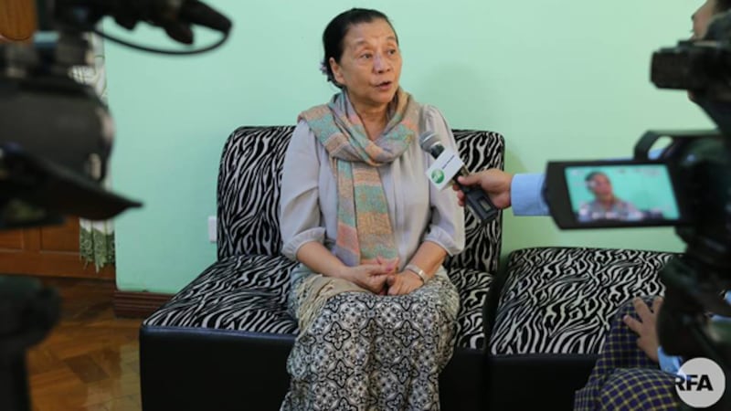 စစ်တပ်က ဖမ်းဆီးပြီး ထောင်ဒဏ်နှစ်ရှည်ချမှတ်ခံရတဲ့ ကရင်ပြည်နယ်ဝန်ကြီးချုပ် နန်းခင်ထွေးမြင့်ကို တွေ့ရစဉ်