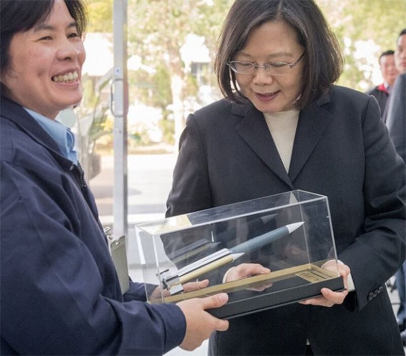 台湾中科院研发并完成测评的云锋中程导弹。图为中科院呈献云峰导弹模型给蔡英文总统。（台湾总统府）