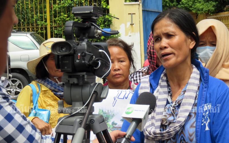 តំណាង​អ្នក​ភូមិ​មាន​បញ្ហា​ទំនាស់​ដីធ្លី​មក​ពី​ស្រុក​ស្រែអំបិល ខេត្ត​កោះកុង អ្នកស្រី ផាវ ញ៉ឺង ផ្ដល់​បទសម្ភាសន៍​ក្នុង​ពេល​តវ៉ា​រក​ដំណោះស្រាយ​នៅ​ខុទ្ទកាល័យ​លោក​នាយករដ្ឋមន្ត្រី ហ៊ុន សែន នៅ​ព្រឹក​ថ្ងៃ​ទី​១៧ សីហា ឆ្នាំ​២០១៧។ RFA/Leng Maly