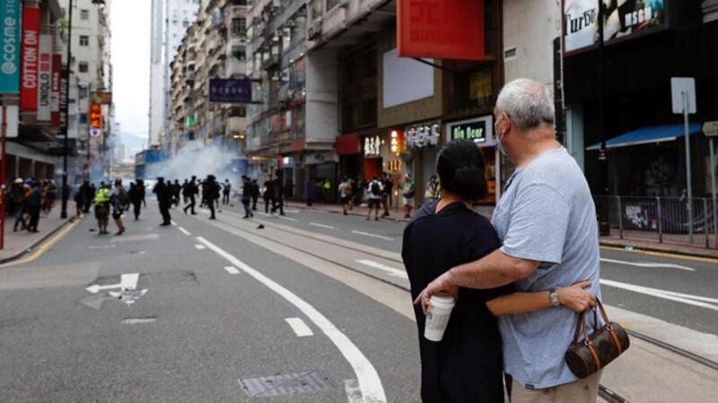 香港警察2020年7月1日用催泪瓦斯驱赶反国家安全法抗议者（路透社）