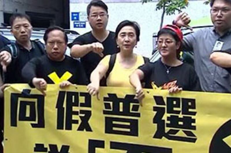 2015年5月3日，泛民議員發起的“向假普選說不”行動，落區向市民宣傳反“袋住先”。(粵語組林靜攝) 