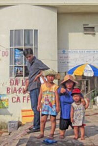 Chị Vũ Thị Thơm và hai con. RFA