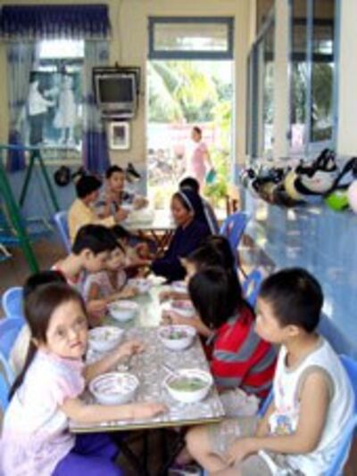 Các em khuyết tật đang dùng bữa cơm trưa