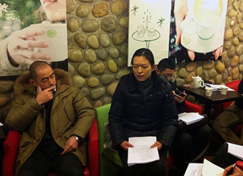 陳克貴案研討會被迫改到咖啡室舉行，陳克貴妻子劉芳發言。（照片由網友屠夫提供）