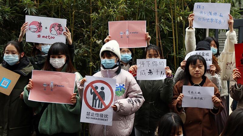 周三（12月2日），大批群眾到法院外聲援受害人及打出反性侵標語。（路透社資料圖片）