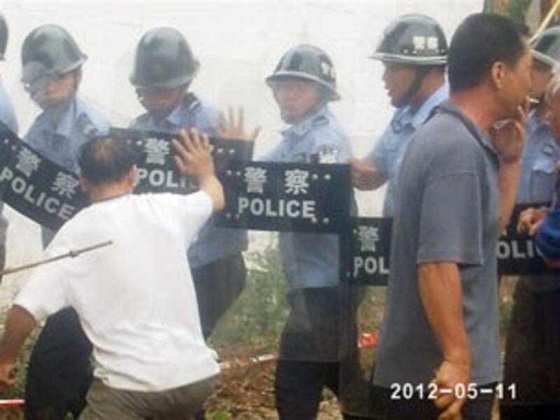 图片:广西南宁市武鸣县大帽村的部分村民为了阻止强拆,与当地政府派来的强拆迁队发生冲突。(中国茉莉花革命网)