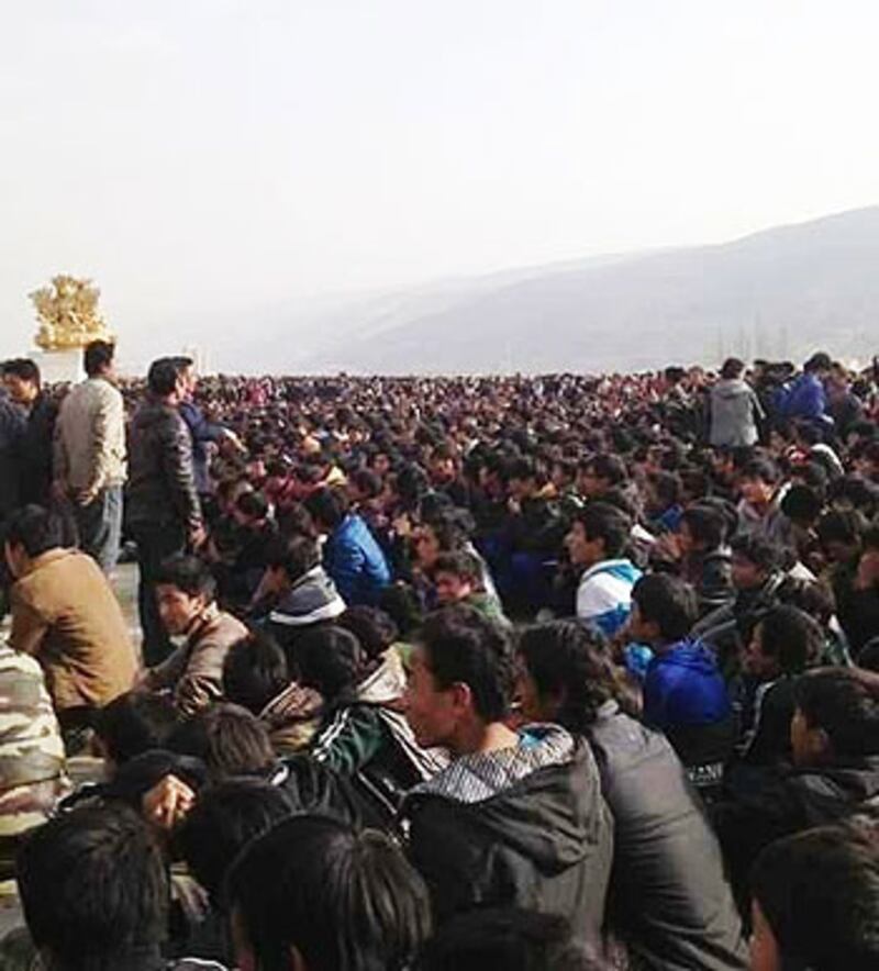 黃南州及同仁縣三間學校約三千名藏族學生遊行至卓瑪廣場後,聚集那裡抗議,附近民眾加入。(照片由現場人士提供)