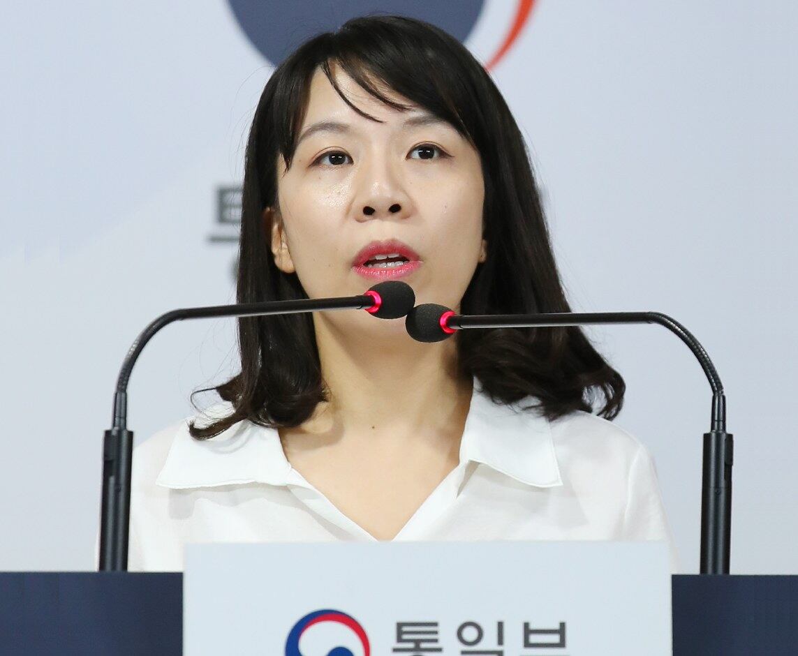 조혜실 통일부 부대변인이 10일 정부서울청사 브리핑실에서 열린 정례 브리핑에서 취재진 질문에 답하고 있다. 