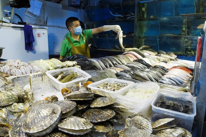 以饮食习惯来看，亚洲人吃进微塑料的风险相对来得高。（路透社）