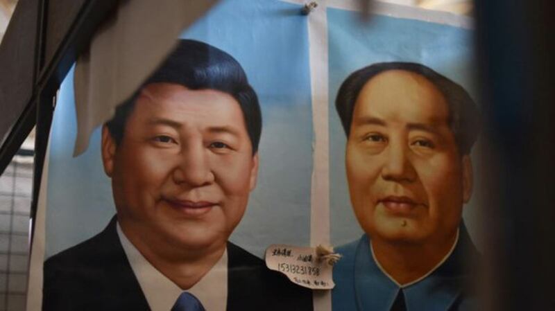 北京市场上的中国领导人习近平像和毛泽东像（AFP图片）