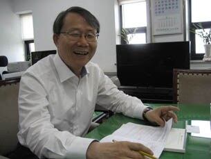 통일교육원 원장실에서 회견하고 있는 전경만 원장 