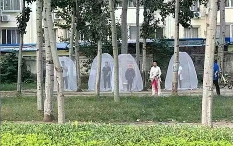 中国各地奇葩防疫频出“怪招”,居民被“罩”。(网络图片/古亭提供)