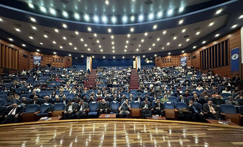 تۈركىيەنىڭ دېنىزلى شەھىرىدە ئۆتكۈزۈلگەن «تۈرك دۇنياسى ئىلمىي مۇھاكىمە يىغىنى» غا قاتناشقۇچىلار. 2024-يىلى فېۋرال.
